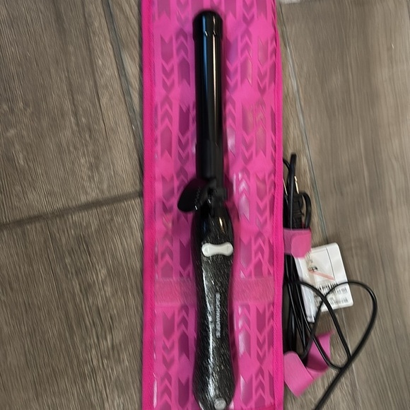 Never used! Beachwaver B1 Rotating Curling iron with additional storage pouch - Picture 2 of 5
